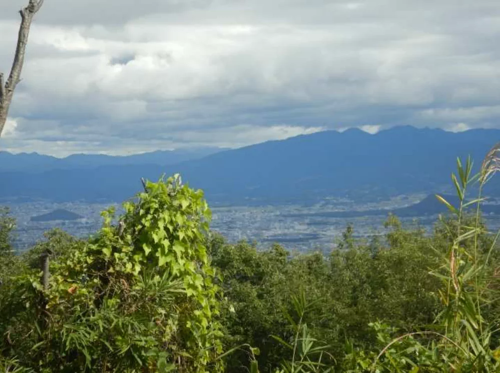 雌岳の頂上から盆地の東方向を見る イメージ