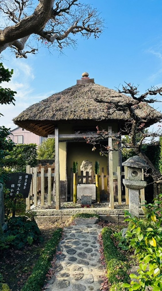 愛染院願成寺にある芭蕉の　 故郷塚 イメージ