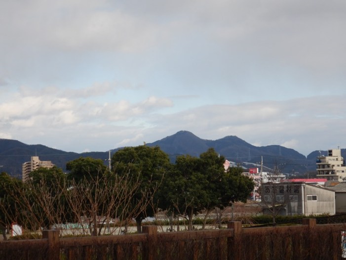 峯ヶ塚古墳　後ろは大阪側から見る二上山 イメージ