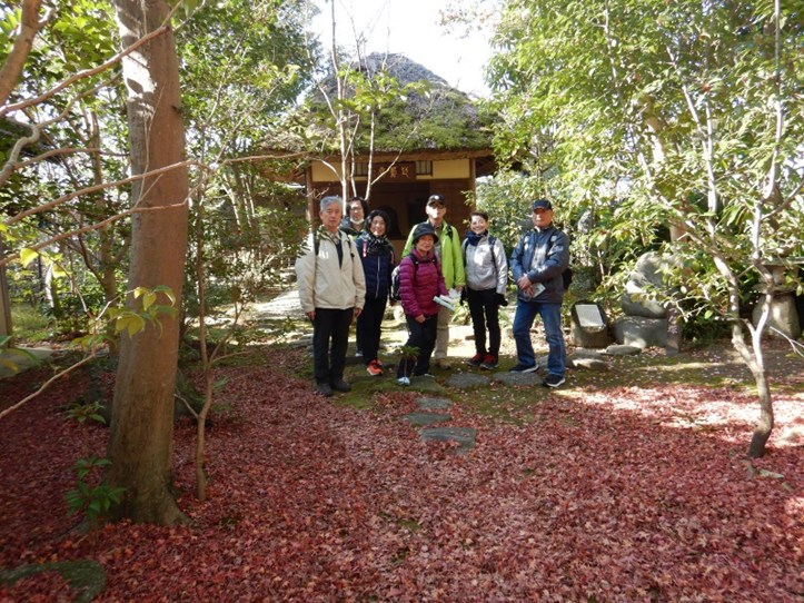 蓑虫庵　芭蕉堂を背に紅葉の絨毯 イメージ