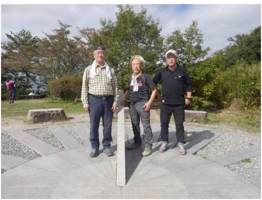 雌岳の頂上にある日時計で記念撮影 イメージ